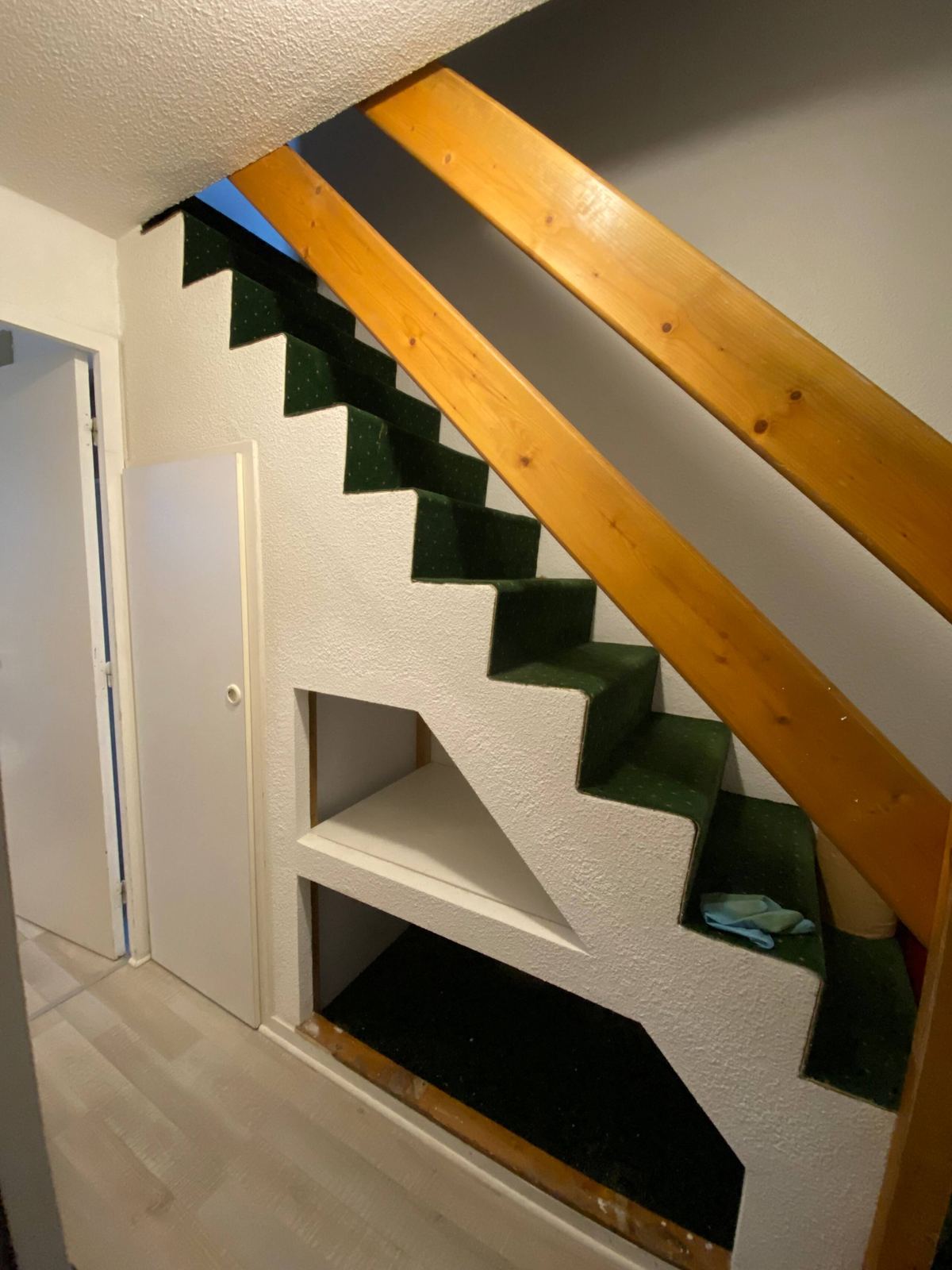Rangement sous l'escalier pour casques et chaussures de ski