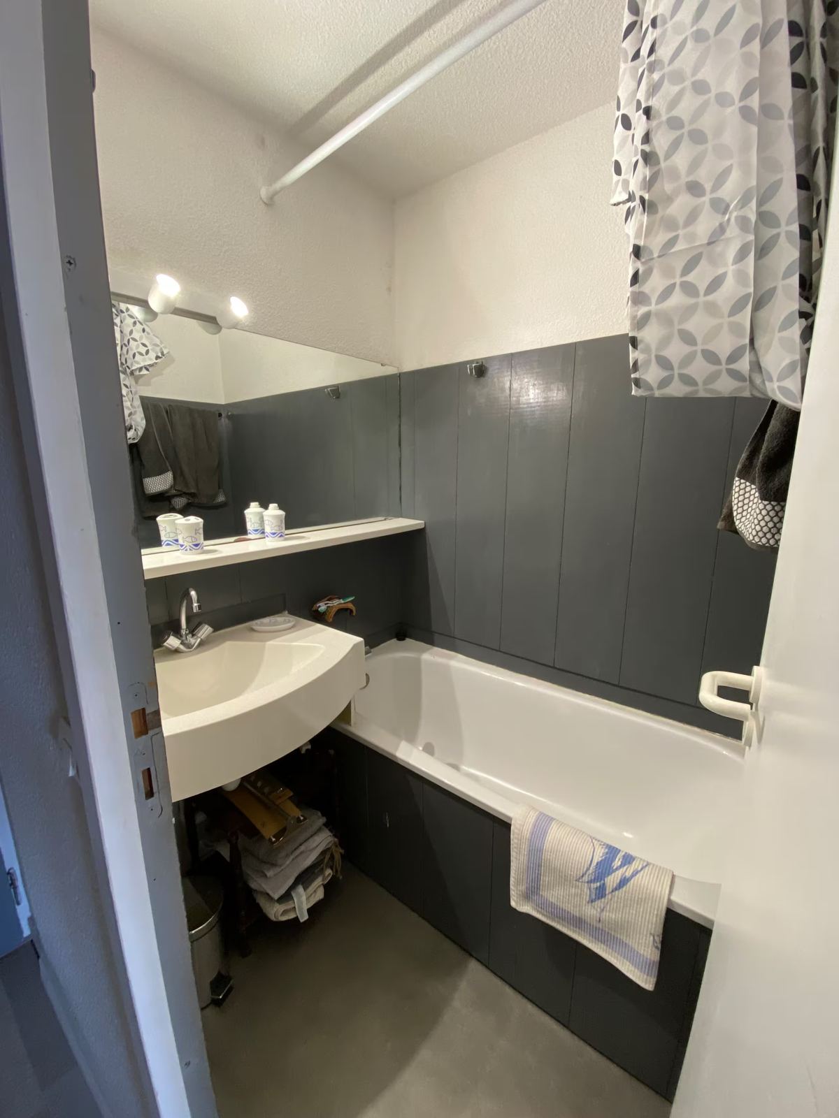 Salle de bain avec baignoire