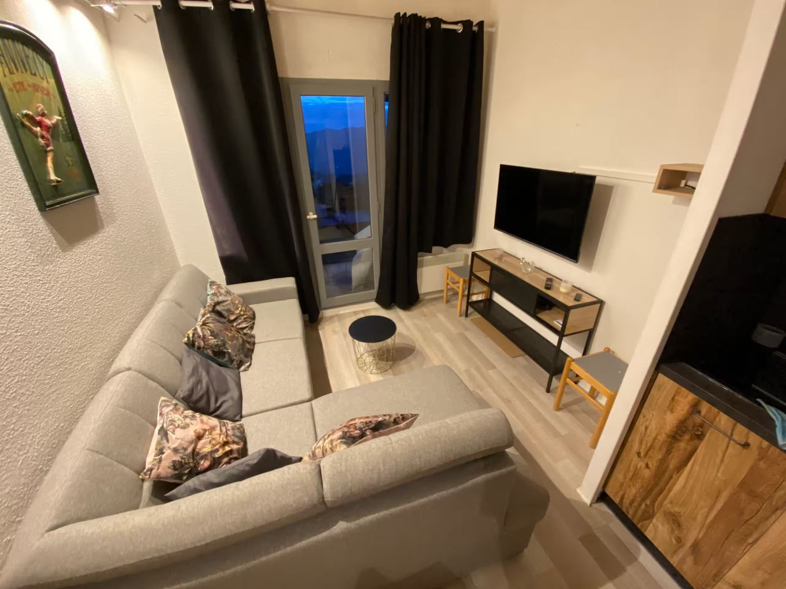 Salon avec plafond voûté en bois